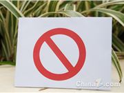 抖音网红拍视频吃活黄蜂，遭封号！他曾靠“作死”涨粉50万