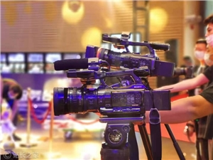 在抖音尬舞的“靳东”们，让万千少女买单